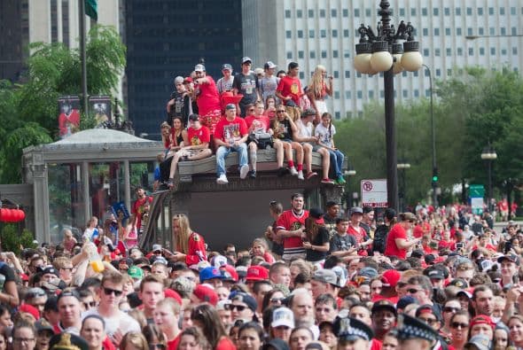 Miles de fanáticos de los Blackhawks salieron a las calles de Chicago para celebrar a su equipo, y era necesario hacerlo por todo lo alto.