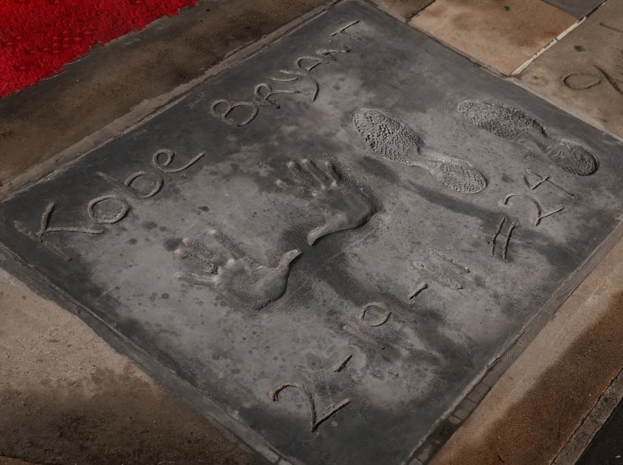 Huellas de manos y pisada de Kobe Bryant.