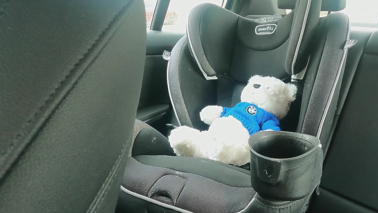 Ni abrir las ventanas ni el aire acondicionado: cómo evitar tragedias al dejar a un niño dentro de un carro