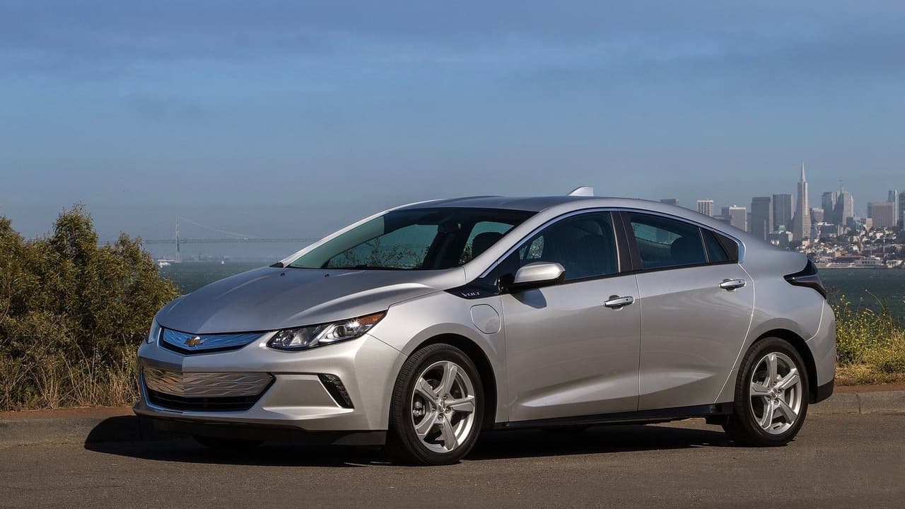 <h3 class="cms-h3-H3"><a href="https://www.univision.com/noticias/chevrolet/las-10-verdades-del-chevy-volt" target="_blank">Chevrolet Volt</a></h3>
<br>El híbrido recargable de 
<a href="https://www.univision.com/temas/chevrolet" target="_blank">Chevrolet</a> arrancó con el pie izquierdo en 2011 cuando fue mercadeado como auto eléctrico para luego descubrirse que su motor de gasolina, que supuestamente solo servía para generar electricidad y extender su autonomía, en realidad proveía asistencia motriz a altas velocidades. Aún así el auto sobrevivió para ver una segunda generación. No esperen por la tercera.