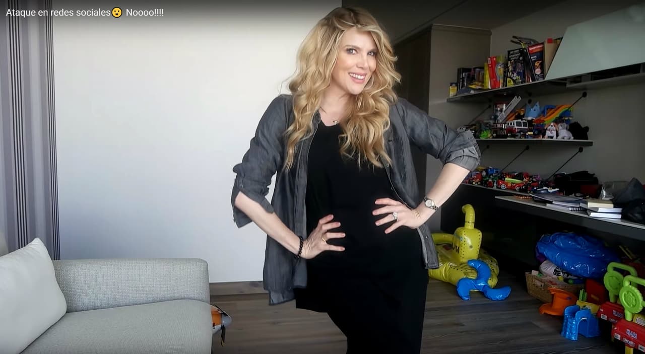 "'Que tú te has dejado cambiar como una tonta' (ríe). Lo he gritado a los cuatro vientos que 
<b>fue una decisión mía donde</b>, más allá de una religión, quise tomar un camino distinto de mi alma, hacer cosas mucho más profundas. El vestirme como me visto hoy en día, 'estoy reloca', hazme el favor, vean cómo estoy vestida ahora, mira, tengo una falda negra, una blusa".
<br>