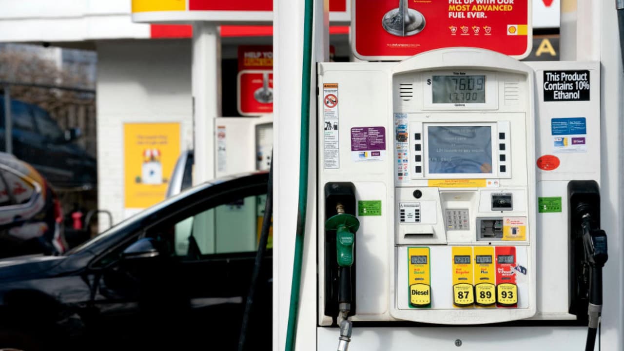 El precio promedio de la gasolina sigue a la baja: conoce los lugares más económicos del DMV