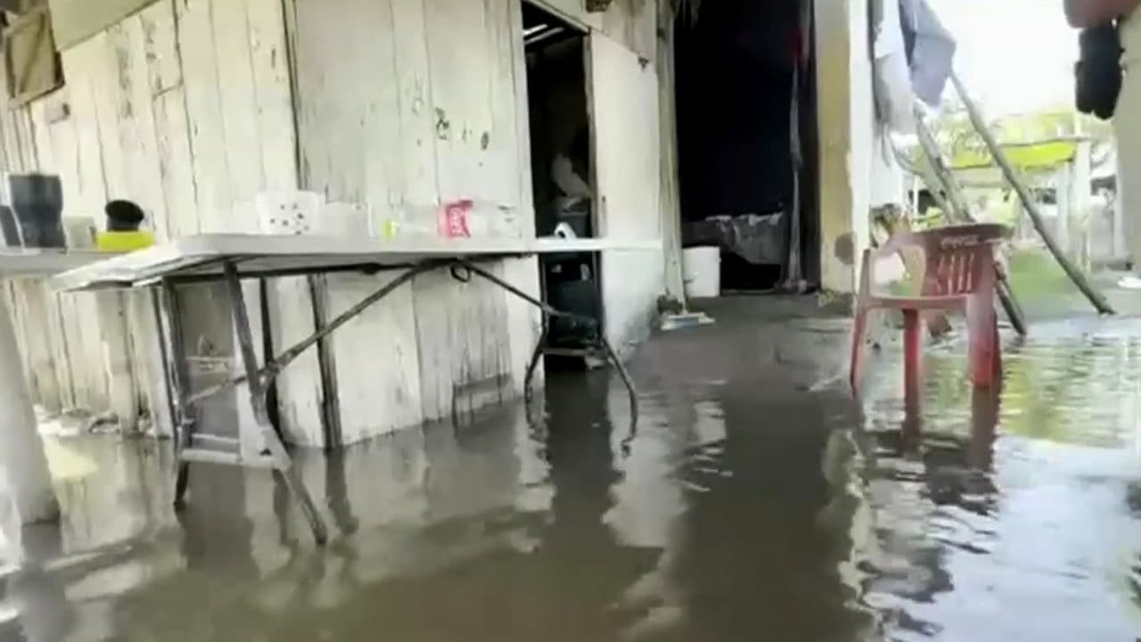Huracán Polo vuelve a ingresar a México: Agua de mar ingresa a viviendas de pescadores cerca de la costa