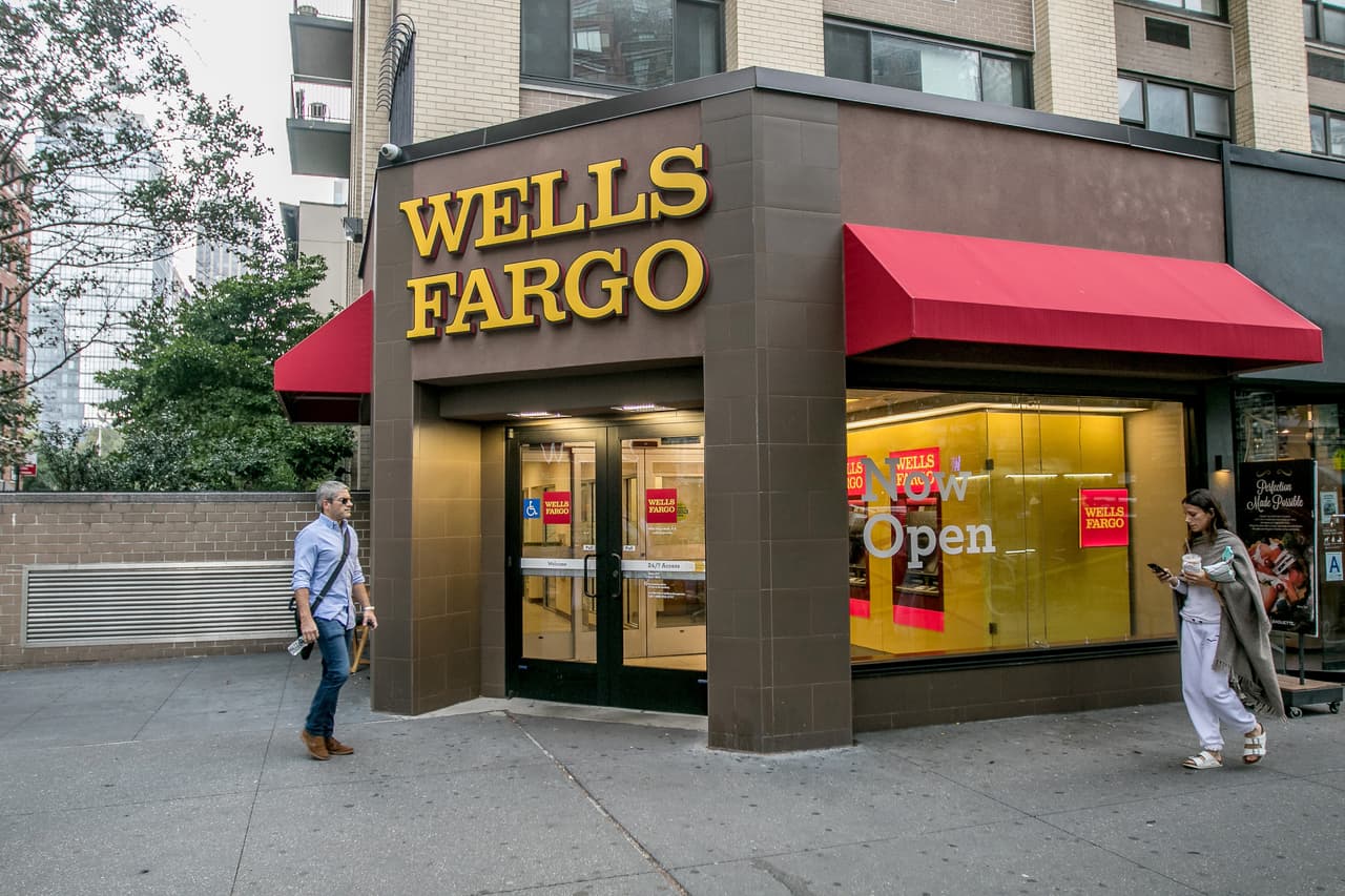 <b>Wells Fargo.</b>
<br>
<br>En marzo de 2020, Wells Fargo anunció que aumentaría su salario mínimo a al menos 15 dólares por hora para fin de año. El salario mínimo ahora alcanza los 20 dólares para los empleados que viven en áreas de alto costo.
<br>
<br>
<a href="https://www.univision.com/noticias/dinero/certificaciones-economicas-para-carreras-bien-remuneradas-fotos"><u>Vea aquí 10 programas de certificación cortos y baratos para encontrar empleos bien remunerados</u></a>
<br>