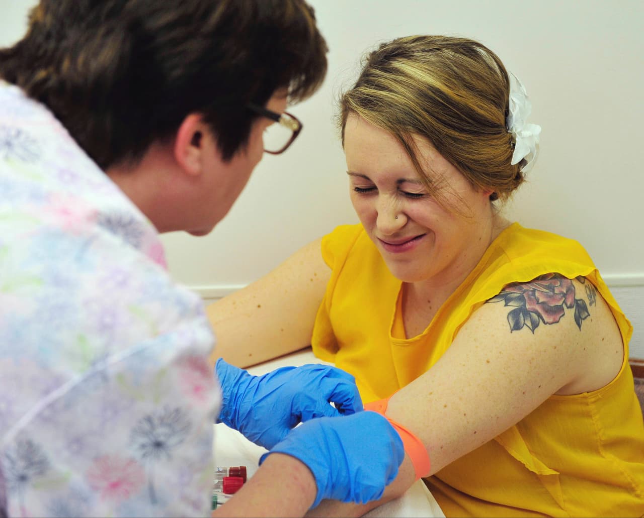 Heidi Wyandt, de 27 años, sufre de dolor crónico de espalda por una
<a href="http://www.univision.com/arizona/ktvw/noticias/accidente-laboral/un-accidente-en-el-trabajo-le-cambio-la-vida-video"> lesión en el trabajo</a>. Ahora participa en un estudio para probar una droga experimental que no contiene opioides.
<b> 2 millones de estadounidenses usan regularmente medicamentos contra el dolor</b> que tienen el 
<a href="http://www.univision.com/noticias/drogas-y-adicciones/pacientes-con-dolor-cuando-el-freno-al-abuso-de-opioides-tiene-efectos-secundarios">riesgo de generar dependencia</a>. Actualmente, las farmacéuticas buscan alternativas para reemplazarlos. 
<br>