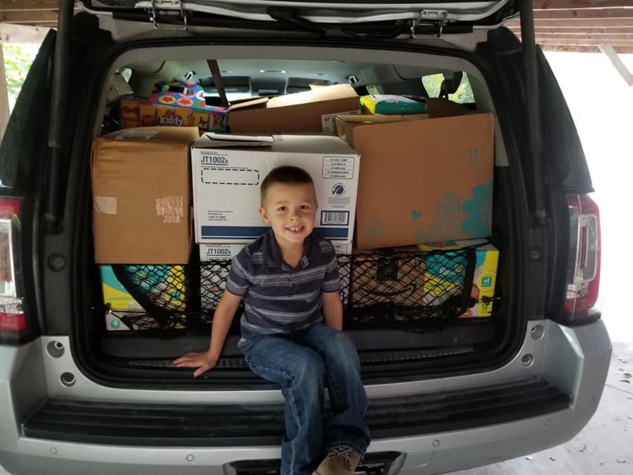 "Cuando comenzamos a recolectar artículos, establecimos un gran objetivo que era llenar nuestra camioneta. 
<b>No estaba segura de que eso fuera posible</b>, ya que hay mucho espacio", cuenta la madre.
<br>