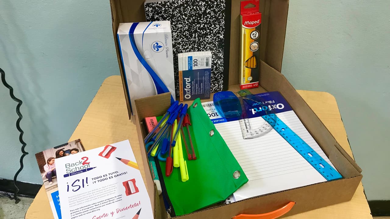 El regalo para los pequeños tenía lápices, plumas, regla, papel y cuadernos entre otros artículos que les servirán durante su año escolar.
