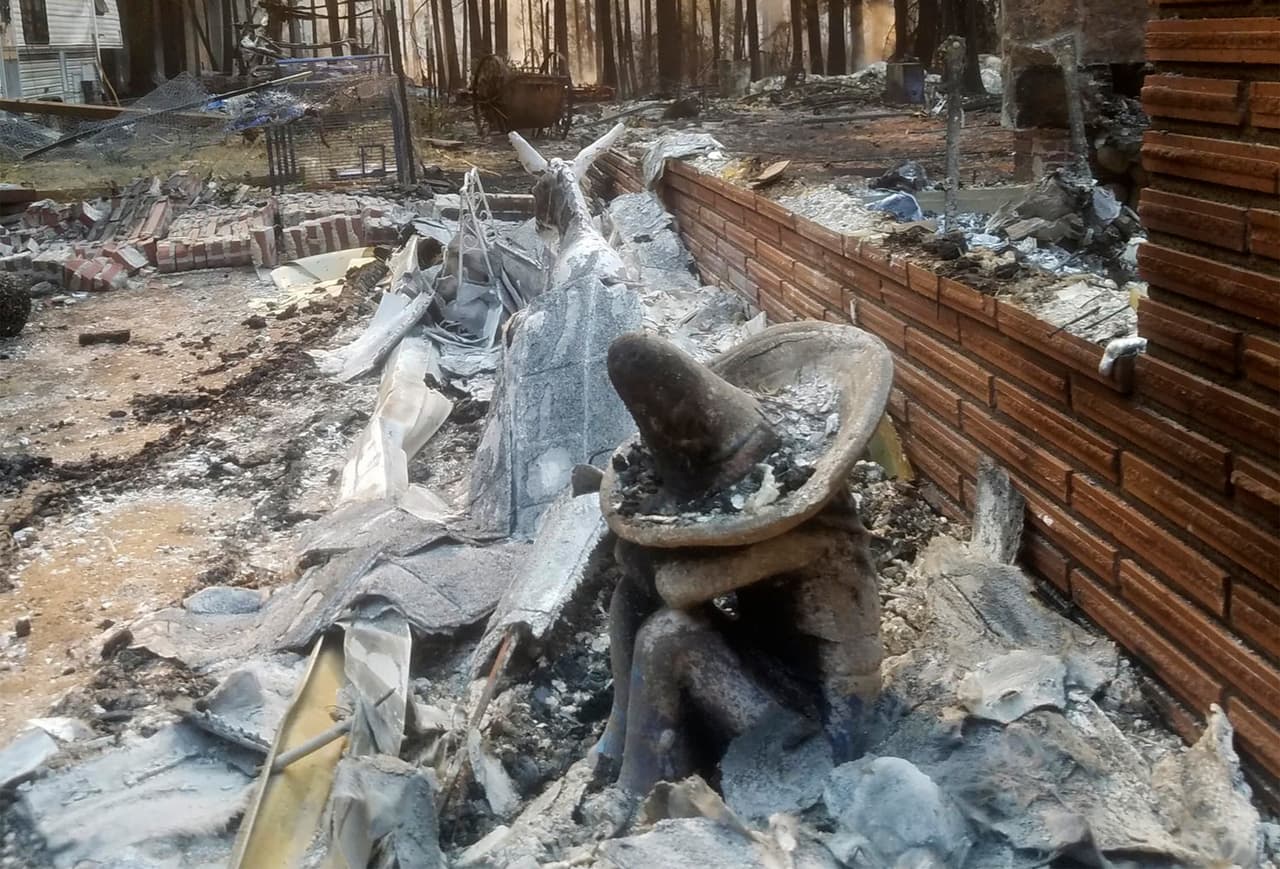 Esto es lo que quedó de una casa después de que un voraz incendio destruyó el McKenzie Bridge, en Oregon, el pasado miércoles. Al menos cinco ciudades fueron "sustancialmente destruidas" en Oregon, y se produjeron evacuaciones generalizadas en todo el estado noroccidental, dijo la gobernadora Kate Brown.