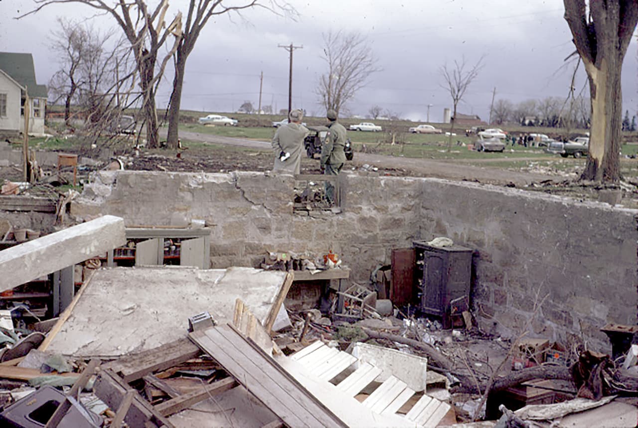 <b>Puesto 6. Año 1967</b>
<br>
<b>Tornados registrados en diciembre:</b> 61
<br>
<b>Víctimas mortales:</b> 10
<br>
<br>El estudio halló un gran cambio en los tornados invernales, con recorridos significativamente más largos y anchos y un incremento de la velocidad del viento de externo de 14%.
<br>
<br>La fotografía muestra la ciudad de Waseca, Minnesota, destruida por un tornado en abril de 1967.
<br>