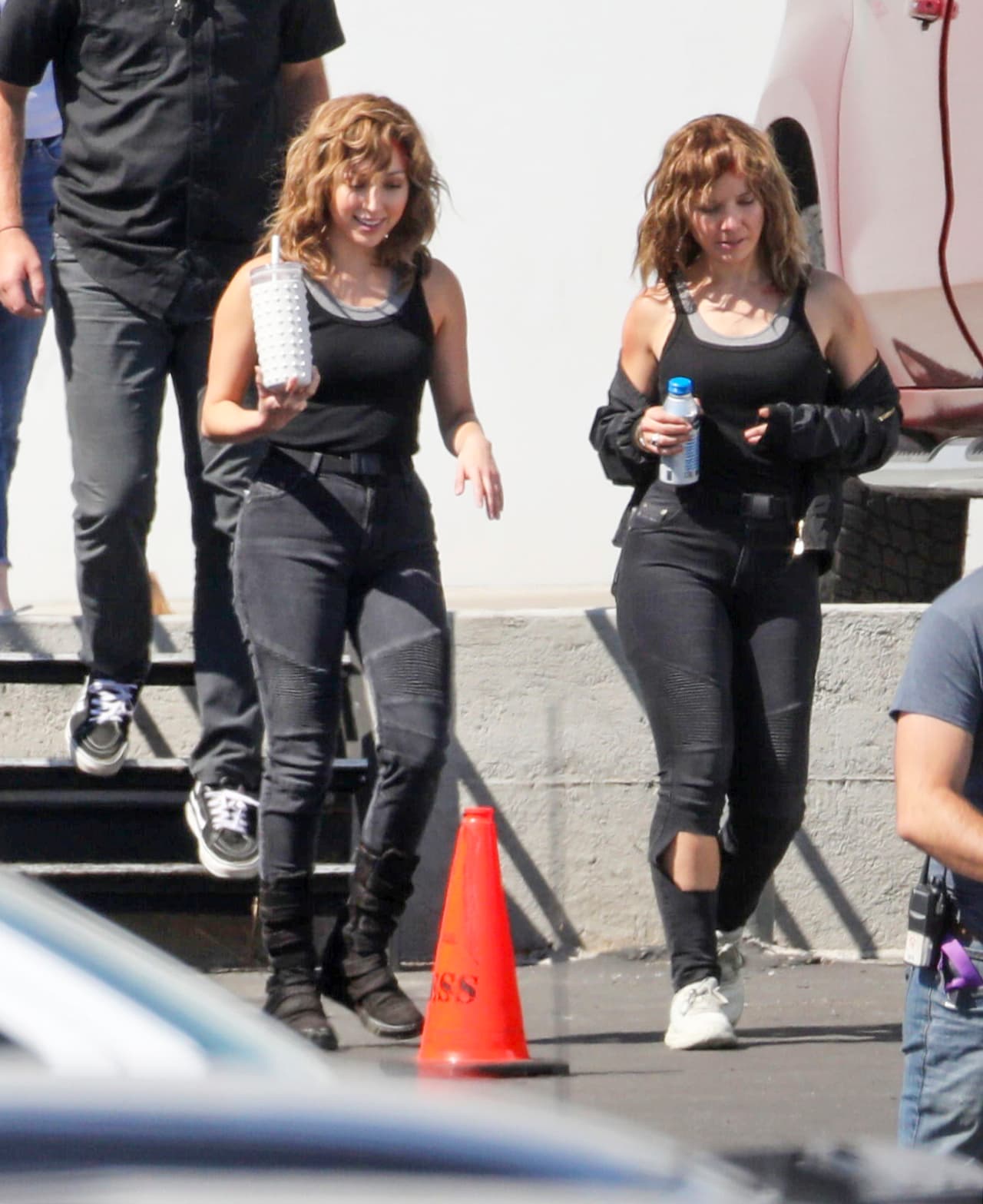 Al igual que López, las dobles vestían jeans y T-shirt negros y lucían el cabello ligeramente ondulado.