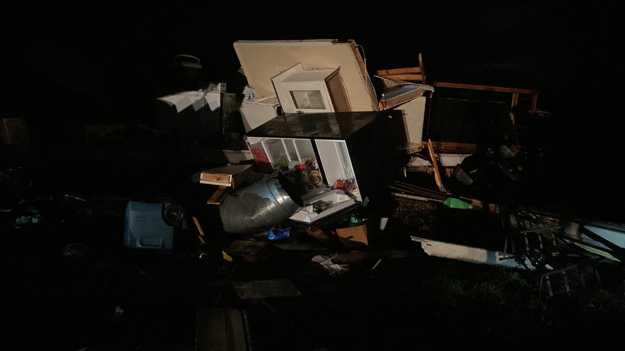 Carros, artefactos eléctricos, comida y ropa quedaron debajo de los techos que volaron con los fuertes vientos tras el paso del tornado.