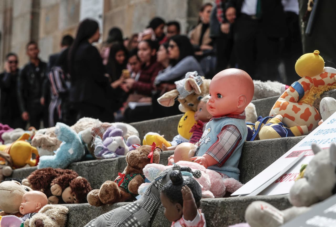 Una protesta contra la violencia sexual contra menores de edad y para alentar la denuncia contra estos casos en Colombia coloca juguetes en los escalones del Congreso en Bogotá durante 2018.