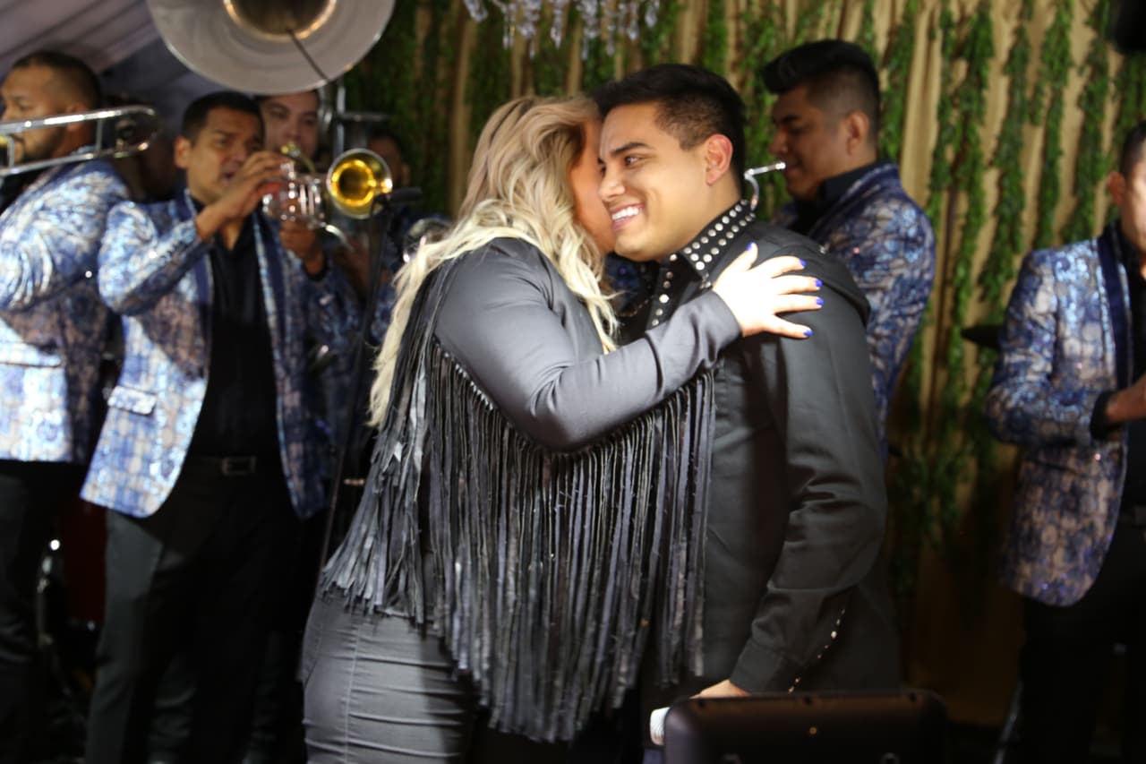 Aquí vemos a Chiquis junto a Poncho Arrocha, uno de los productores del disco y con quien escribió varias canciones.