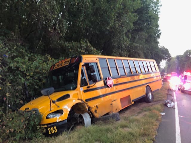 El conductor del autobús y el menor resultaron ilesos, indicaron las autoridades.