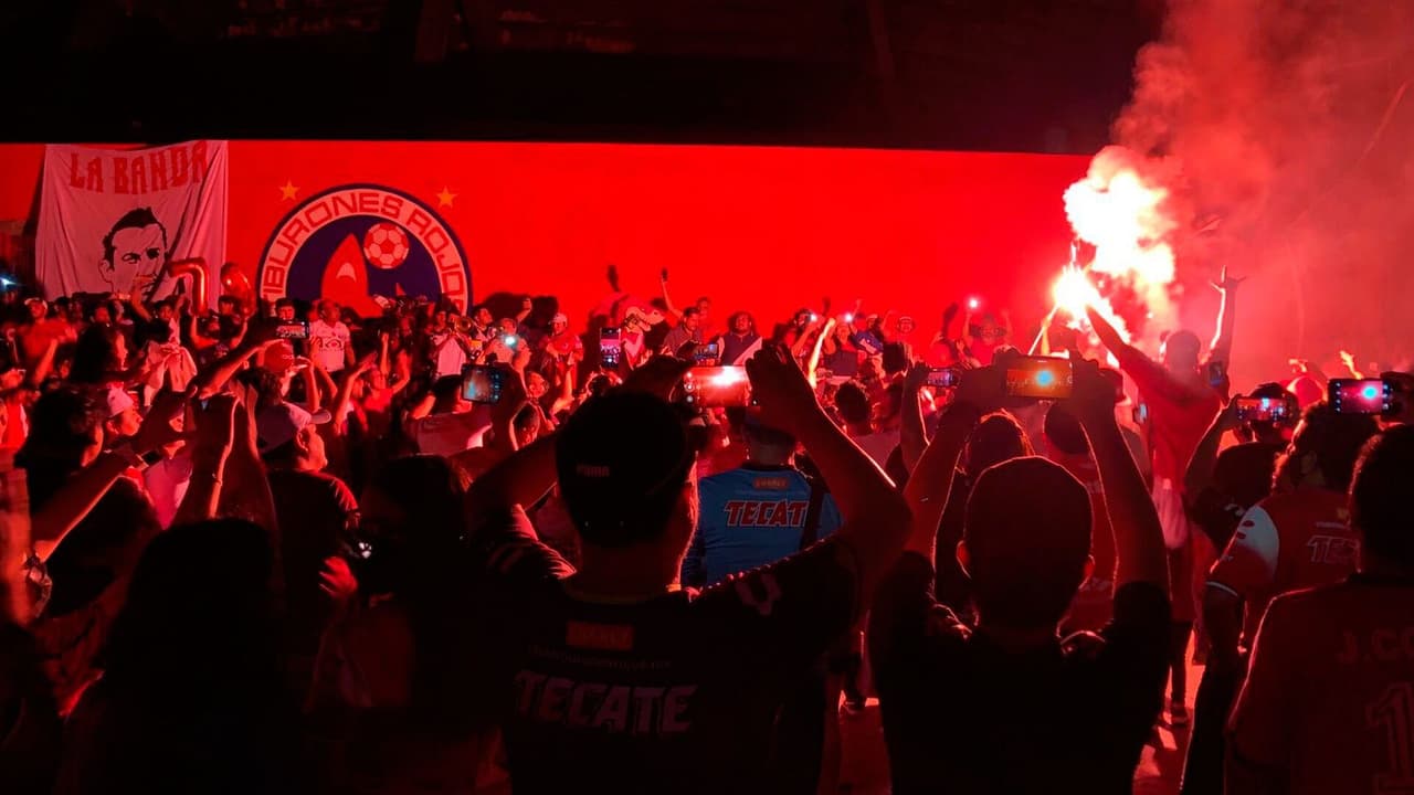 Afición de Veracruz celebra los 79 años del equipo afuera de su estadio