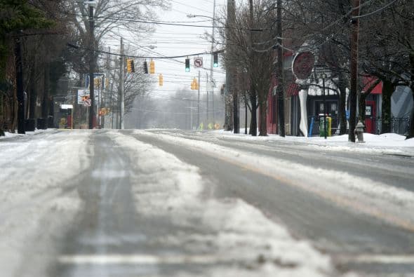 El mayor problema para las autoridades es la formación de capas de hielo en calles, avenidas y carreteras.
