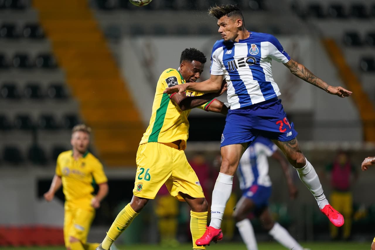 Chancel Mbemba marcó al 7' la única anotación del juego que representó tres puntos valiosos para el Porto.