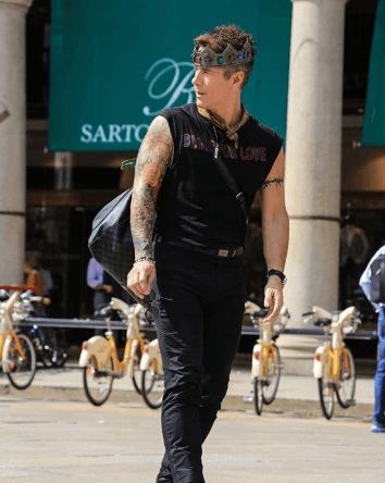 El también músico compartió esta imagen a la que agregó: "Llevo esta corona con orgullo y comprometido a luchar con ustedes por la igualdad de género y por combatir juntos, cualquier tipo de discriminación o intolerancia [...]".