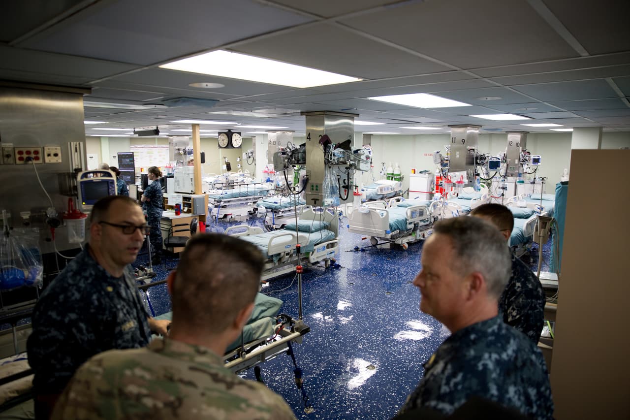 Esta imagen fue tomada en la unidad de cuidados intensivos del buque, que aún no es ocupada por pacientes. En todo el barco
<b>hay unas 250 camas más otras 50 de cuidados intensivos</b>. Tienen banco de sangre y de oxígeno, unidad de diálisis, laboratorio, servicios de nutrición, de óptica, farmacia, radiología y terapia física.