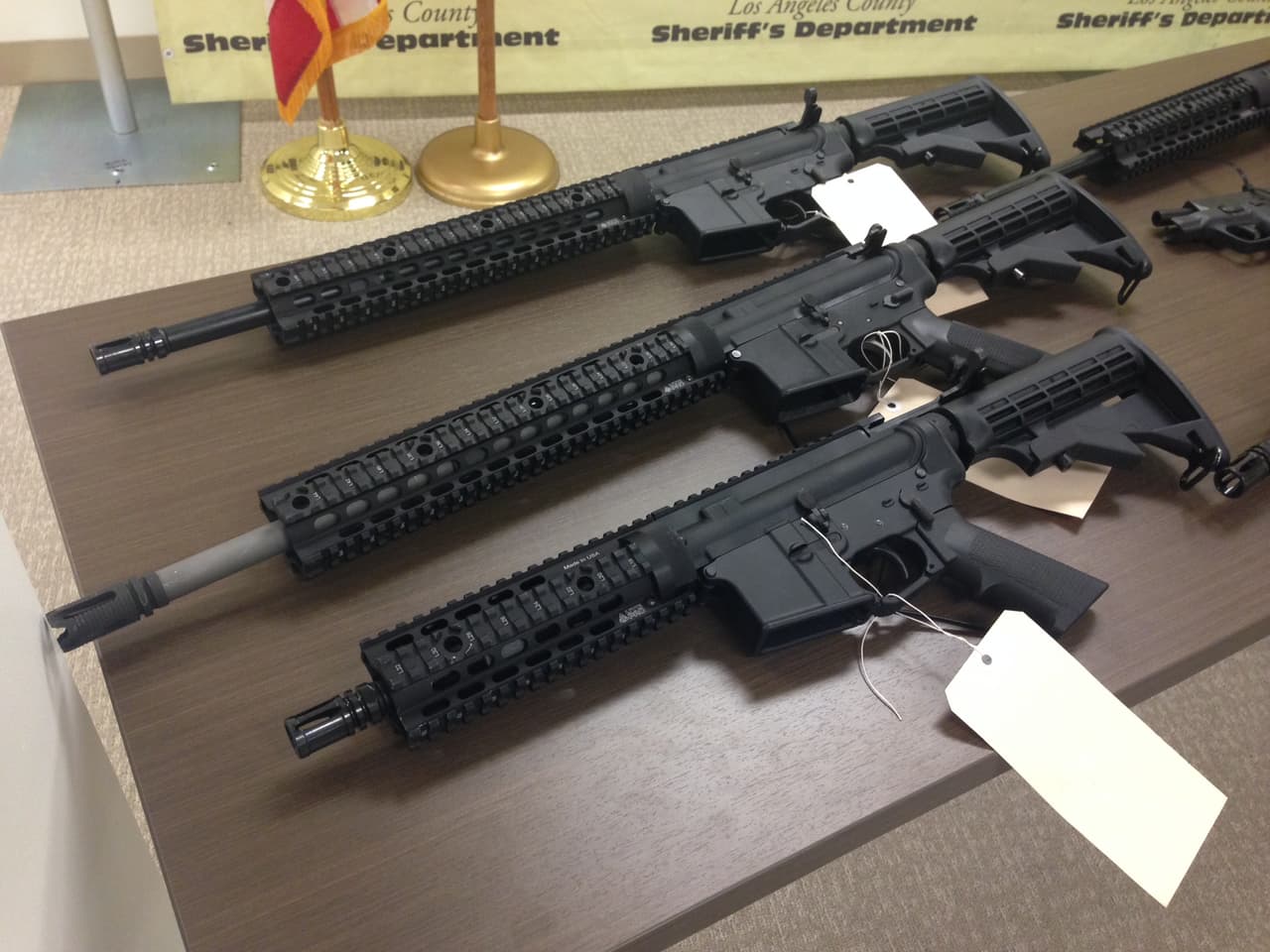 También se decomisaron ocho rifles de asalto AR-15, típicamente usados en masacras en ambos lados de la frontera.