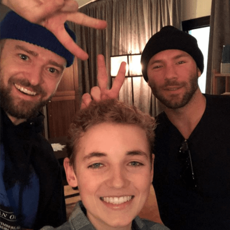 El cantante lo llevó al camerino durante su concierto en Boston. Allí compartieron junto al receptor de los Patriots, Julian Edelman, y Ryan McKenna le agradeció "por una noche genial".