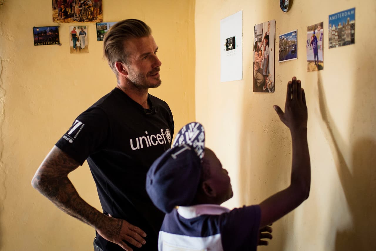 Beckham resaltó que estos pequeños además de vivir con VIH tienen que enfrentar la enfermedad sin medicamentos y muchas veces sin alimentos ni atención médica.