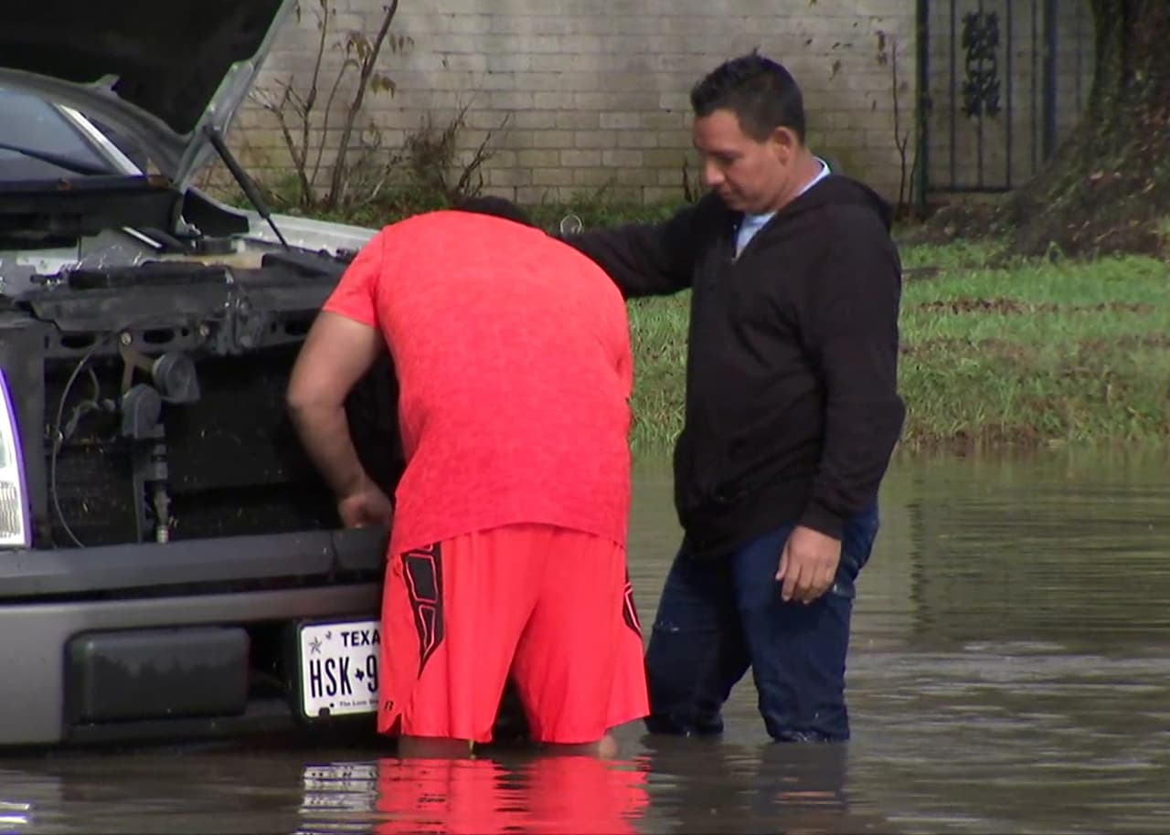 Muchos conductores se quedaron varados en las vías saturadas de agua.