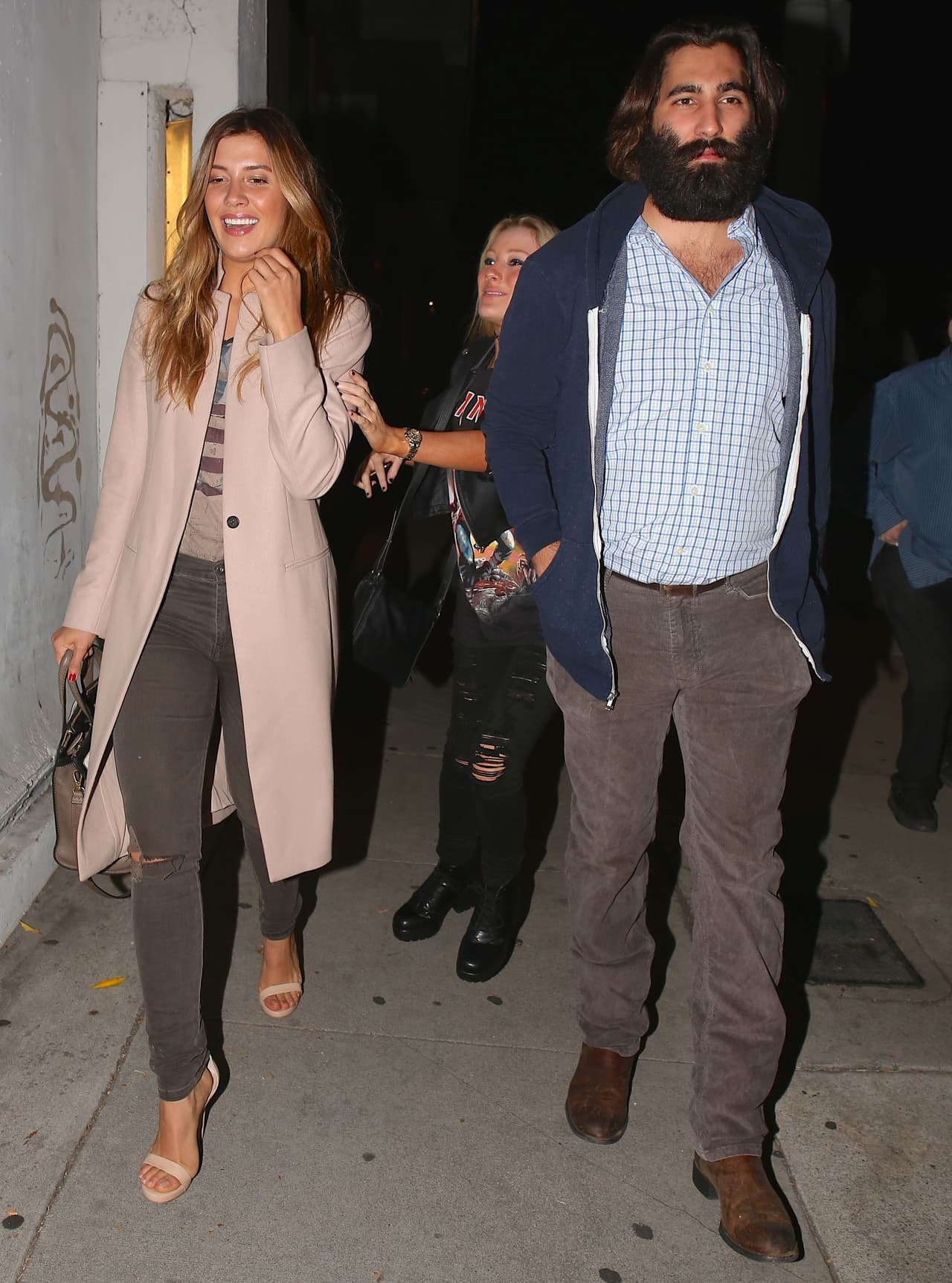 Un misterioso y barbudo nuevo amigo para Michelle. ¿Será su novio?