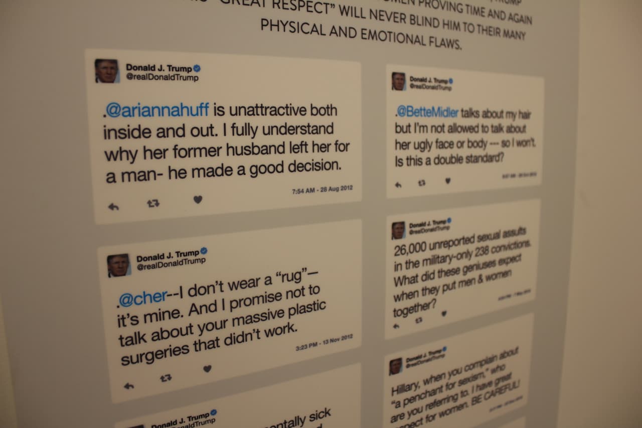 Una de sus 'grandes batallas' ha sido el trato derogatorio con el que se ha referido a las mujeres. El presidente que fue escuchado en un audio decir que 
<b><a href="http://www.univision.com/noticias/elecciones-2016/la-transcripcion-integra-del-video-donde-trump-presume-de-manosear-sin-preguntar-a-las-mujeres">manoseaba a quien quiera sin que le den permiso</a></b> tachó de "poco atractiva por dentro y por fuera" a la escritora y empresaria Arianna Huffington. (Patricia Vélez/Univision Noticias)
