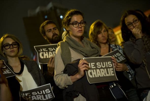 Manifestantes se reunen en el Parque Kennedy de Lima, Perú, en contra del ataque al semanario Charlie Hebdo.