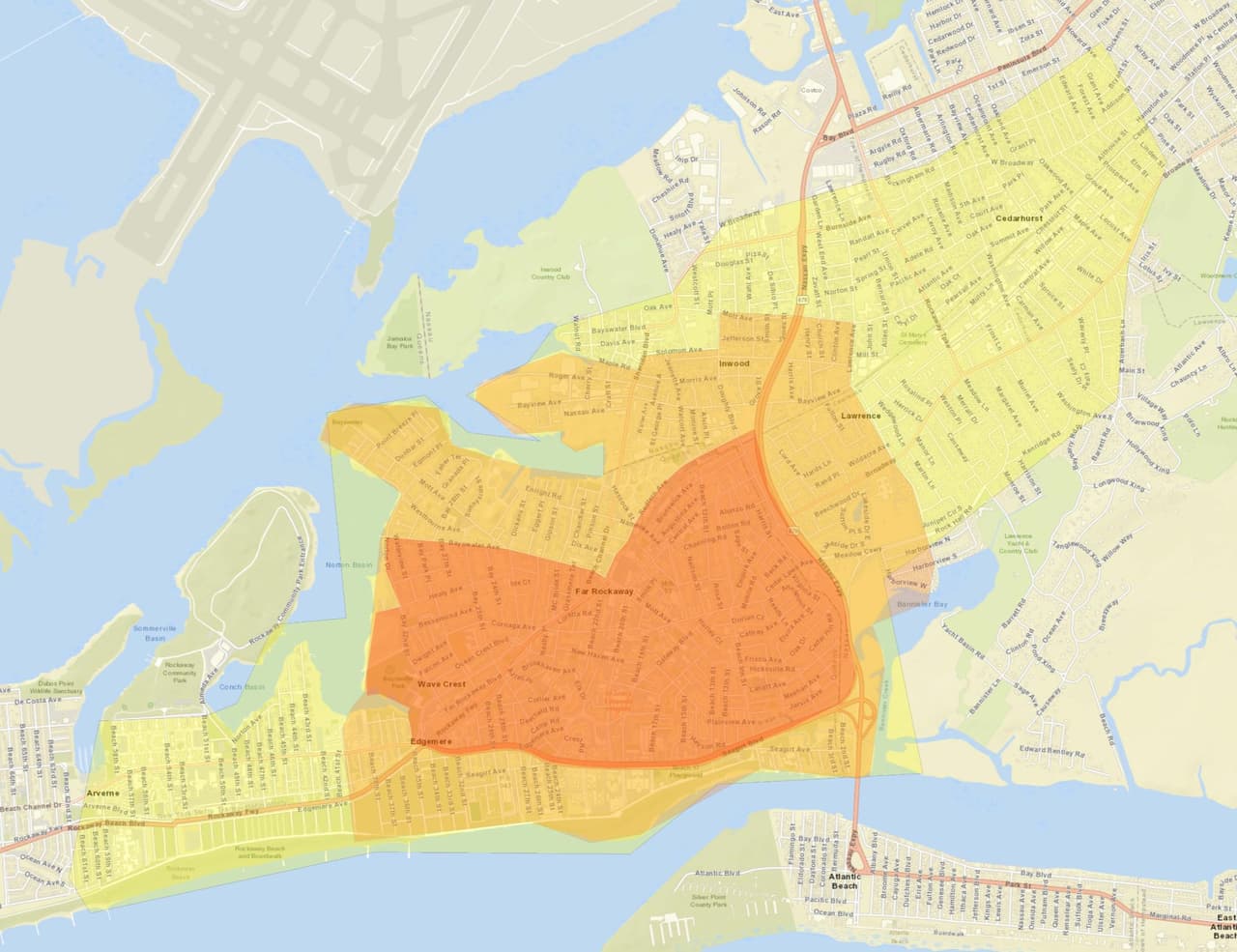 La zona costera de Far Rockaway /Edgemere también se encuentra en una zona roja, lo cual indica altas tasas de contagio. El alcalde Bill de Blasio anunció que se impondrán multas de hasta $15,000 por reuniones masivas en la ciudad de Nueva York.