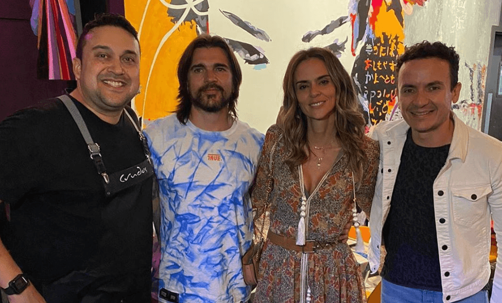 Muy a tono con la oferta artística de Wyndwood, el restaurante Crudos Fusion Art tiene unos vibrantes murales que atraen a cantantes como
<b> Juan Fernando Fonseca y Juanes, quien siempre llega con su esposa la modelo Karen Martínez. </b>