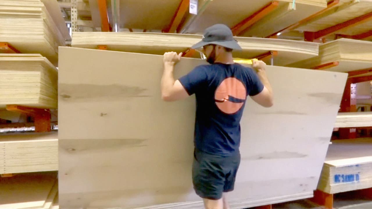 En la fotografía, algunos residentes de Savannah han comenzado a comprar maderas para proteger sus hogares.