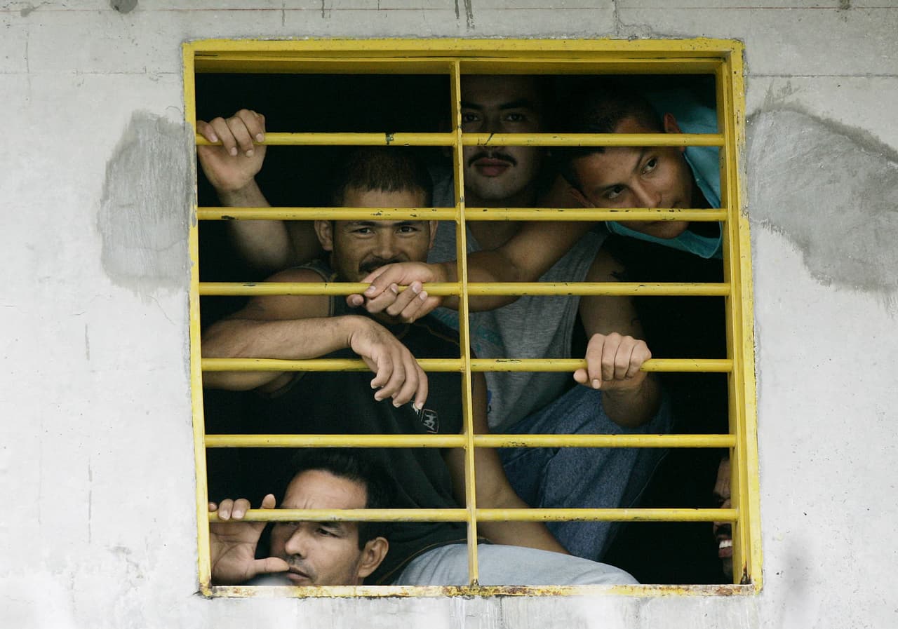 <b>Puesto 14. Colombia. 125,037 presos (2019)</b>, según datos oficiales. Su tasa de población penitenciaria es de 250, basado en una población de 49,98 millones de habitantes a fines de septiembre de 2019. Para los datos de población de cada país el estudio utiliza como fuentes la ONU y las estadísticas oficiales regionales y locales.