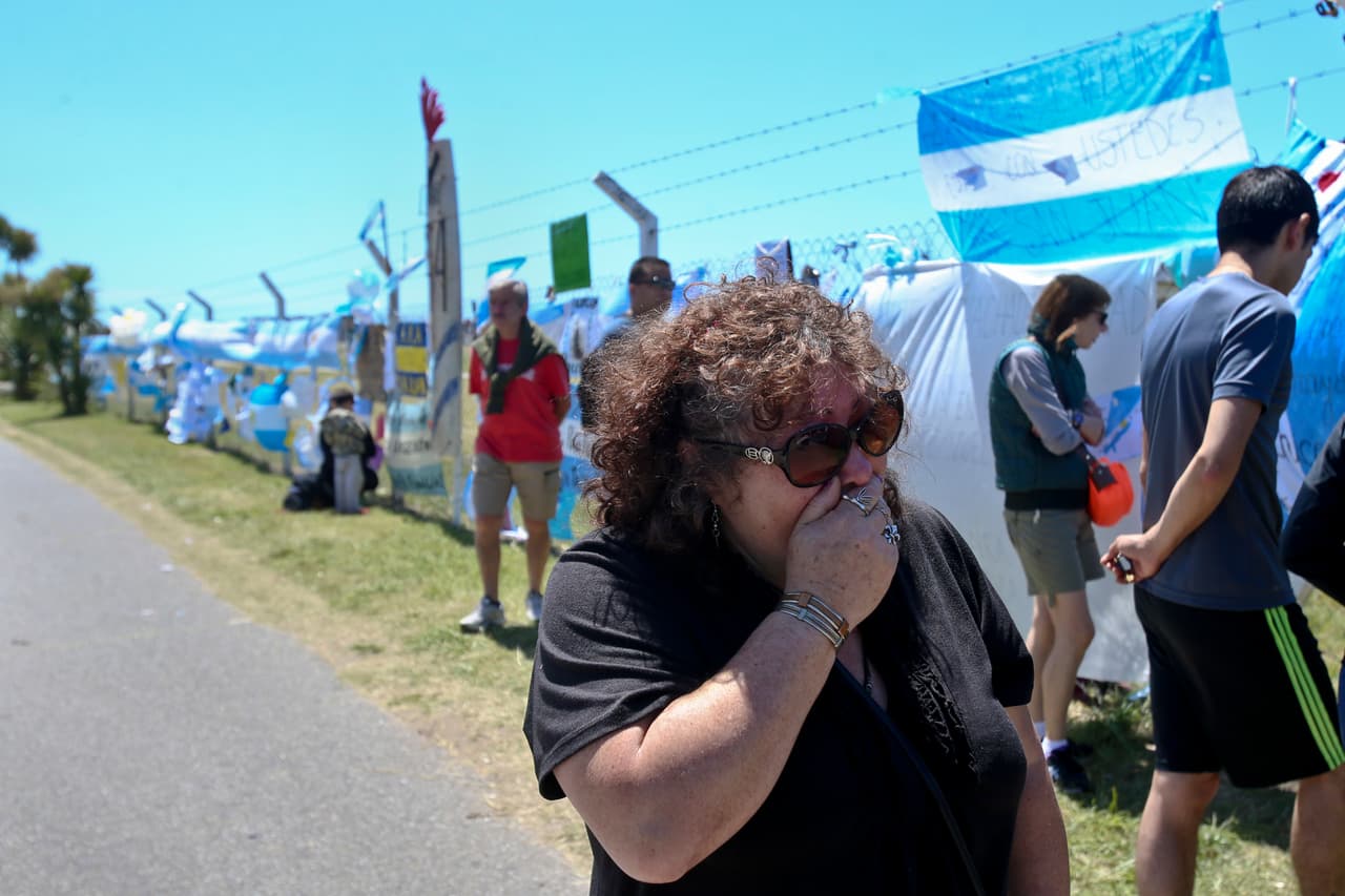 Muchos de los familiares se retiraron de la base naval llorando. Los reportes de la prensa local refieren que al conocer la noticia 
<b>se vivieron "situaciones de dolor y locura"</b> que incluyeron desmayos y personas descompensadas. (AP Photo/Esteban Felix)