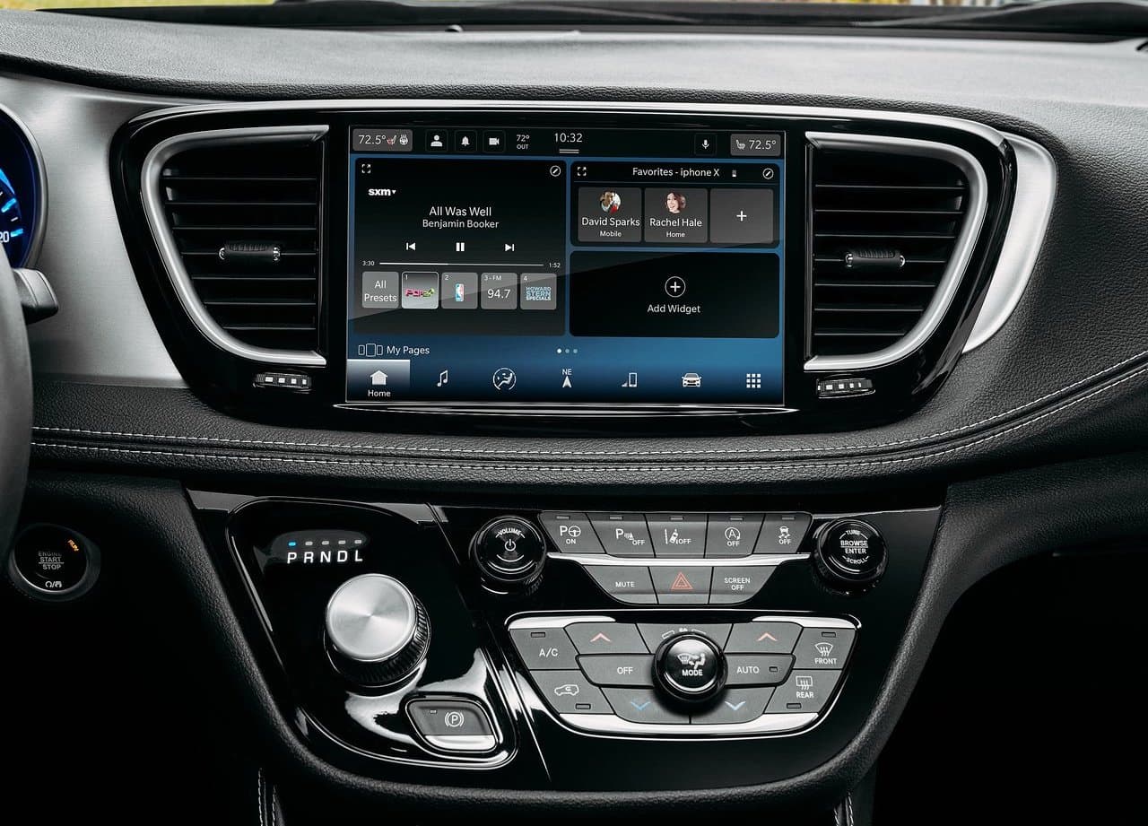 Este sistema, que incluye una pantalla táctil de 10.1 pulgadas, está integrado con Amazon Alexa, Apple Car y Android Auto. Así también, permite que los pasajeros tengan acceso a Internet a través de una conexión inalámbrica 4G LTE.