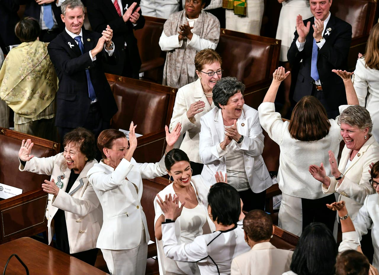 "Todos los estadounidenses pueden estar orgullosos de tener más mujeres en la fuerza laboral que nunca antes, y exactamente un siglo después de que el Congreso aprobó la Enmienda Constitucional que otorga a las mujeres el derecho a votar", dijo el presidente y toda la sala aplaudió. "Esperen, no se sienten (a las congresistas demócratas), también tenemos más mujeres en el Congreso que nunca antes" y todas celebraron.