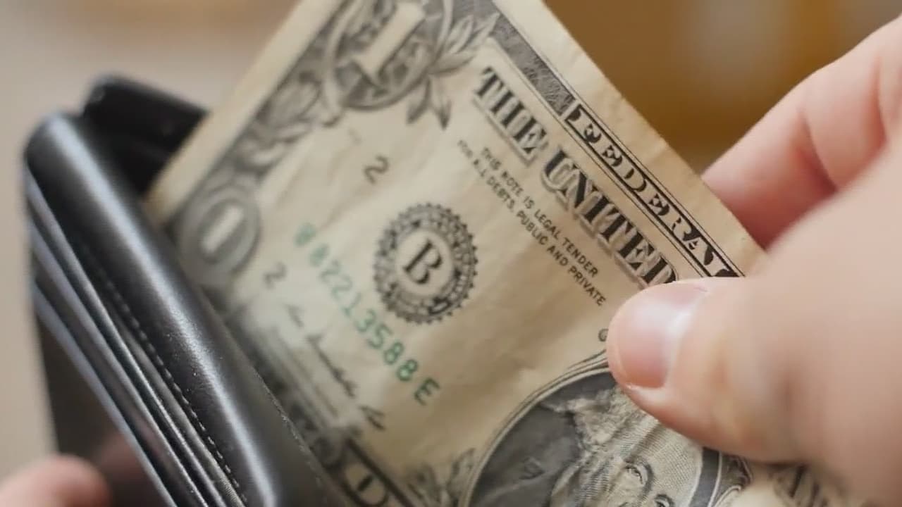 Tasas de interés e inflación provocan aumento en deuda de consumidores y préstamos