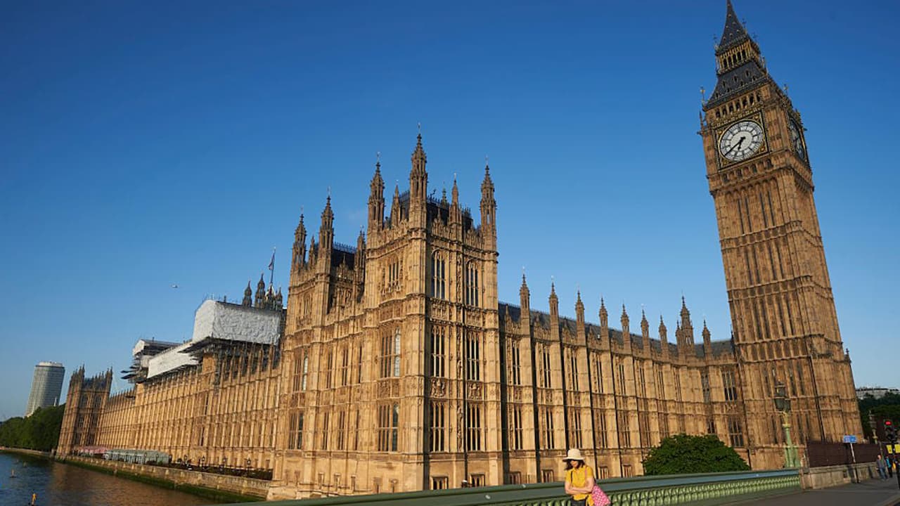 Ministro británico renuncia por haber llegado dos minutos tarde al Parlamento