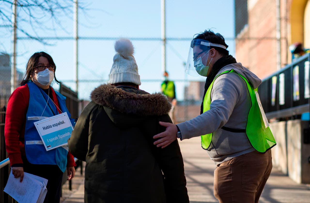 El gobernador Andrew Cuomo dijo el miércoles que el suministro actual de la vacuna en el estado se terminará en 2 o 3 días.
