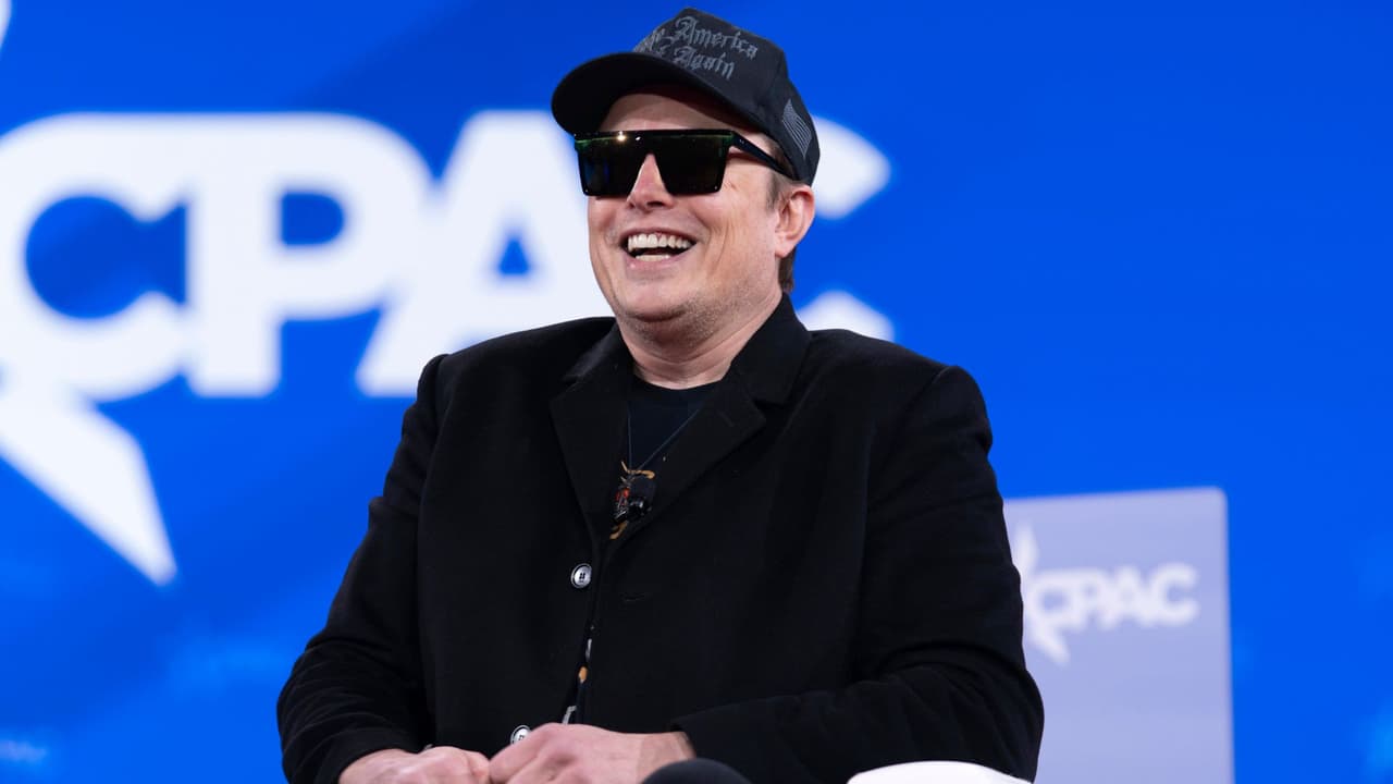 <h3 class="cms-H3-H3">Elon Musk: del espacio al sur de Texas </h3>
<br>Elon Musk no necesita presentación, pero vale recordarlo: 
<b>es fundador de SpaceX, director ejecutivo de Tesla y propietario de X (antes Twitter).</b> 
<br>
<b>Su fortuna, según Forbes, ronda los $418 mil millones</b>, mientras que el índice diario de Bloomberg lo ubica en unos $378 mil millones, este 14 de agosto. 
<br>No siempre estuvo en Texas. En 2020 anunció su cambio de residencia desde California,
<b> atraído por impuestos más bajos, espacio para construir y un estado del tiempo más favorable para sus proyectos</b>. En Boca Chica, rebautizada como Starbase, desarrolla la nave Starship, 
<b>pieza clave para sus planes de colonizar Marte</b>. En Austin, además, Tesla inauguró su gigantesca Gigafactory, con miles de empleos para el estado.