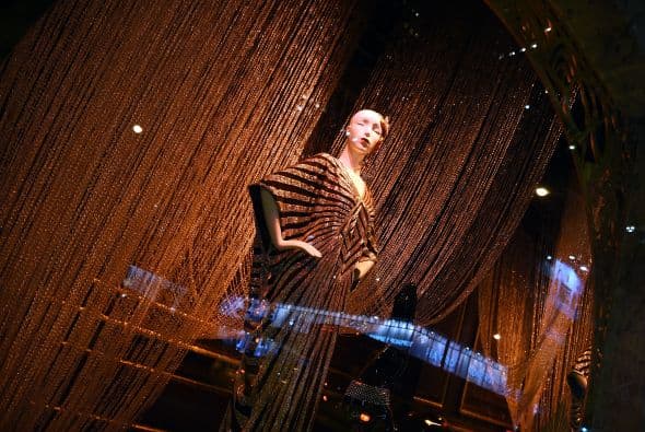 Las vitrinas navideñas de Saks FithAvenue están listas para ser admiradas por millones de visitantes. Con atuendos y accesorios lujosos que suman miles de dólares, las vitrinas se han convertido en un ícono de Nueva York. Mark Briggs, Jefe de Marketing y creativo para Saks Fifth Avenue, dijo en un comunicado que este año se han incorporado elementos nuevos , por lo que es una experiencia como ninguna otra ... una experiencia para recordar."