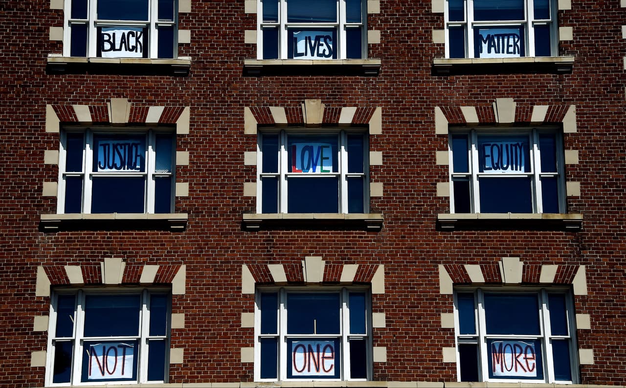 Ventanas muestran pancartas a favor de una protesta contra el racismo el 7 de junio del 2020 en Washington, DC. La capital estadounidense, al igual que otras ciudades, ha sido escenario de manifestaciones tras la muerte de George Floyd el 25 de mayo del 2020 a manos de cuatro policías en Minneapolis, Minnesota.