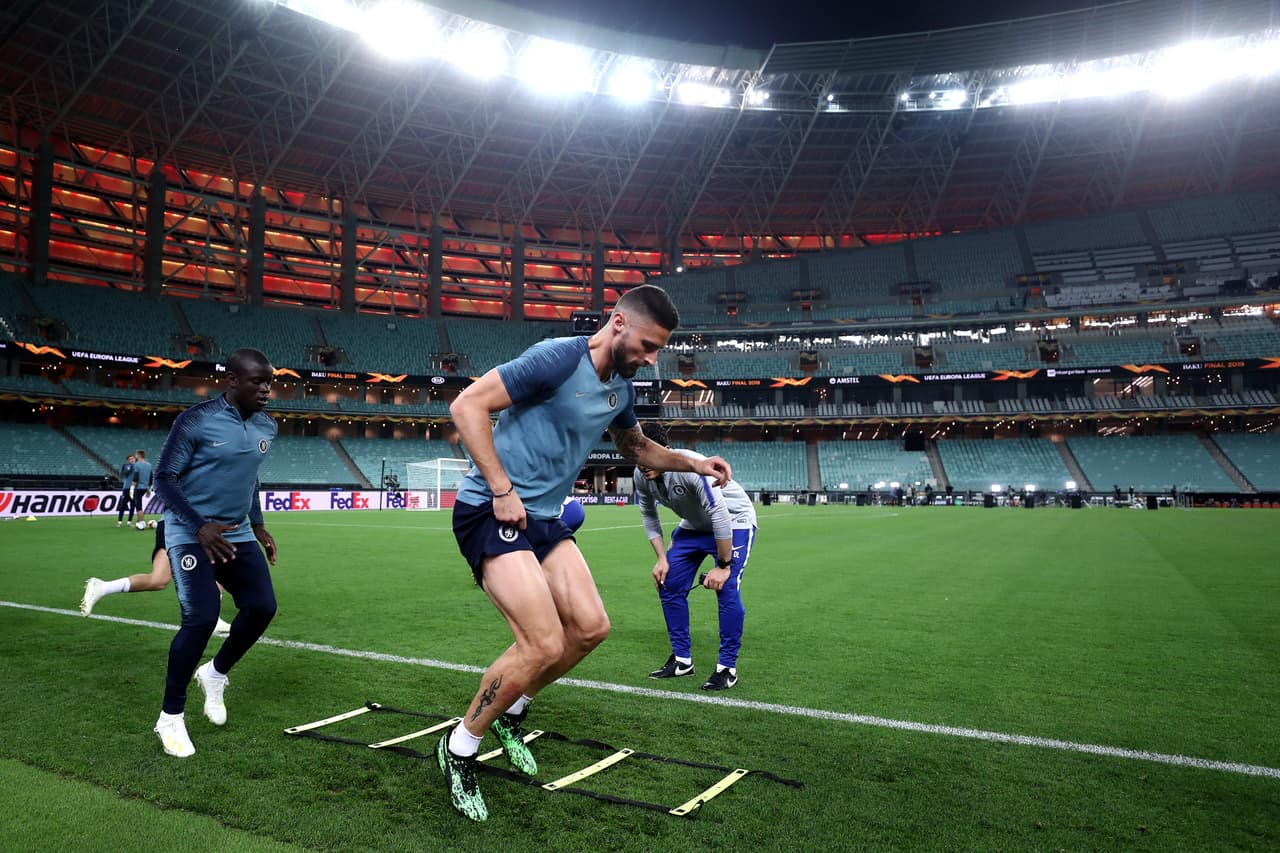 Aún con la duda de N'Golo Kanté, Chelsea trabajó por última vez este martes pensando en la Final de la Europa League en Bakú ante el Arsenal. Los jugadores de Maurizio Sarri realizaron trabajos físicos y con balón en el césped del Estadio Olímpico en la noche, después de que el Arsenal lo había hecho.