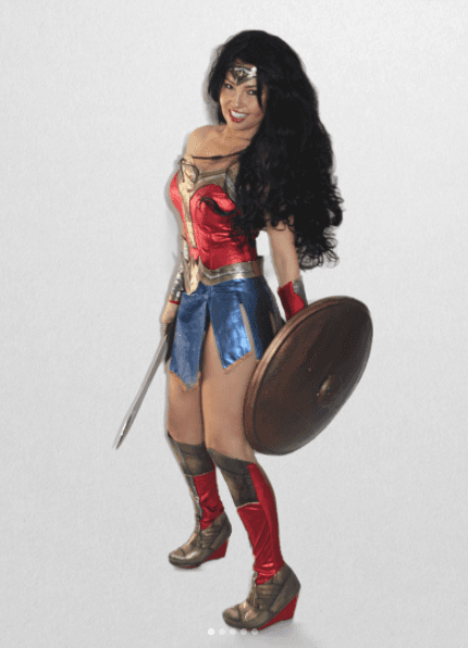 Thalía no sólo celebró este Halloween con un disfraz de 'La Mujer Maravilla'.