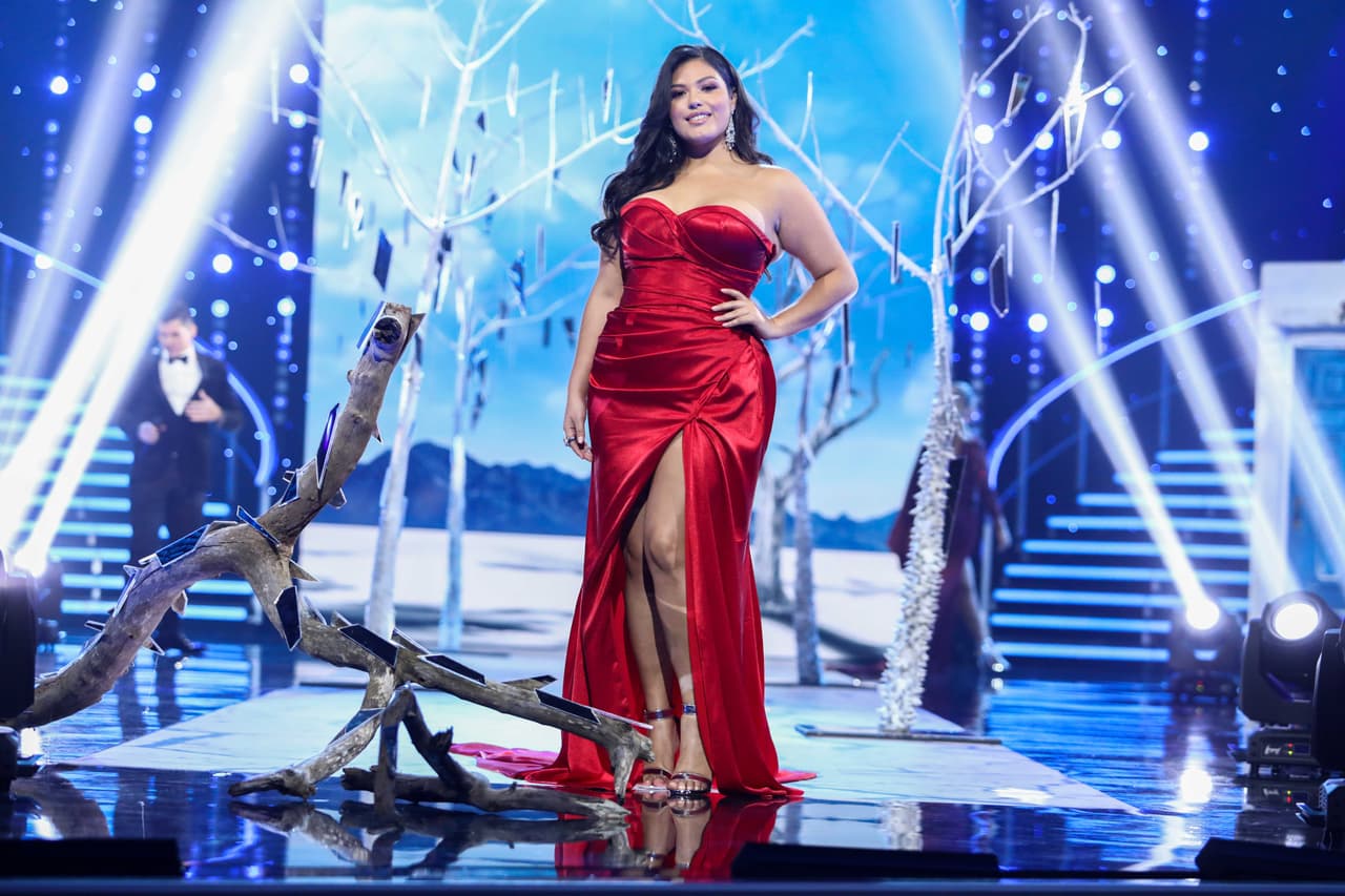 Pasarela sexta gala NBL Chayin RubioVanessa en la pasarela de la sexta gala NBL al ritmo de Chayin Rubio.