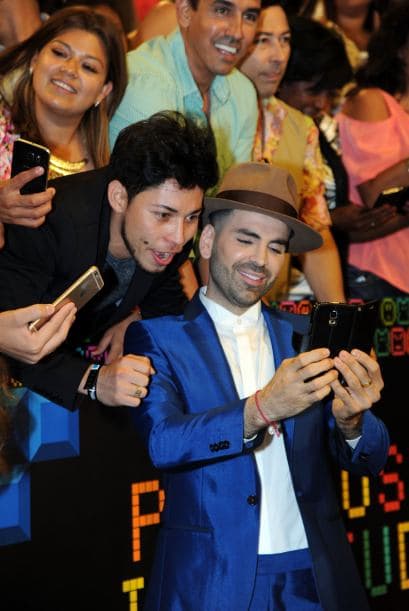 Nos encantan los selfies. We can't get enough of them! Y si no, pregúntenle a los que desfilaron la alfombra de Premios Juventud.