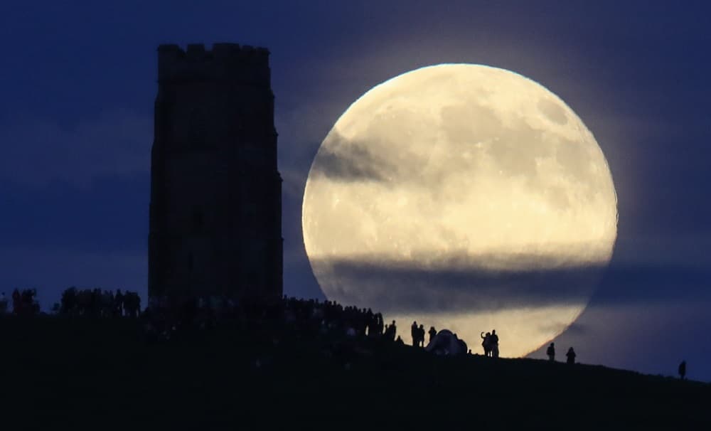 La luna llena se levanta tras Glastonbury, en Inglaterra, donde la gente se reunió para observar este fenómeno y celebrar el solsticio de verano. La última vez que se pudo ver la "luna de fresa" fue el 22 de junio de 1967.