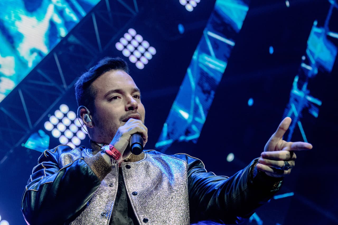 “República Dominicana es un país sumamente de mucha alegría. Conocido por su voz, por su música, se ha adaptado a esta tragedia, incluyendo la gente que está en el negocio y los que no están. Todos son igual de importantes, pero tiene un impacto bien grande para mí . Oraciones y mucha fuerza para sus familias, porque es el tiempo y agarrarse de Dios”, dijo J Balvin, cantante colombiano.