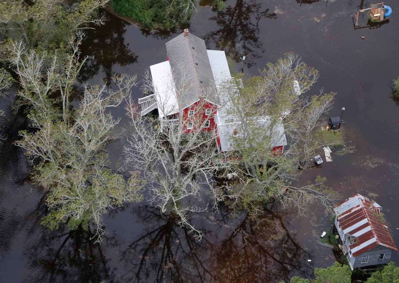 Una casa rodeada por las aguas en Hyde County, Carolina del Norte. Las autoridades esperan al menos 48 horas más de lluvias.